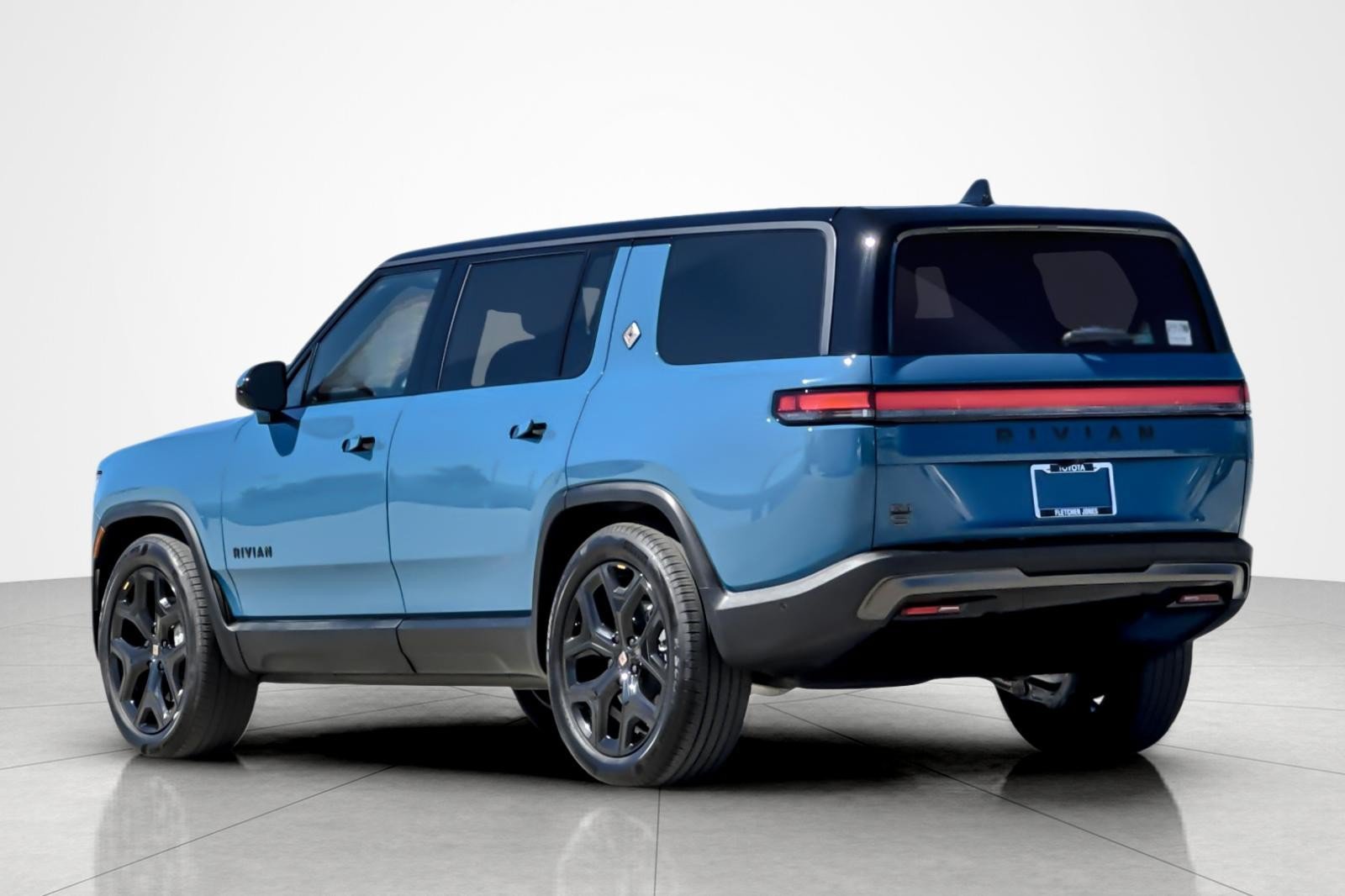 Used 2025 Rivian R1S Adventure Dual AWD/4WD image 3