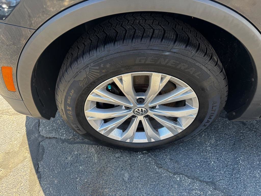 Used 2019 Volkswagen Tiguan SE w/ Panoramic Sunroof Package AWD/4WD image 2