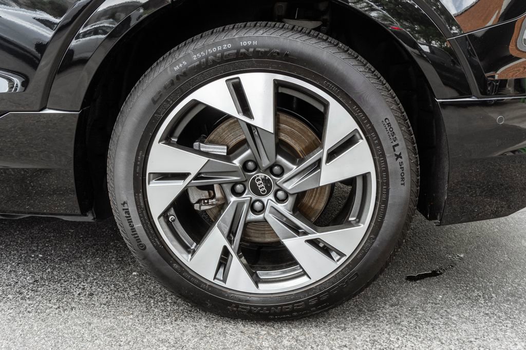 Used 2022 Audi e-tron Premium Plus w/ Premium Plus Package AWD/4WD image 31