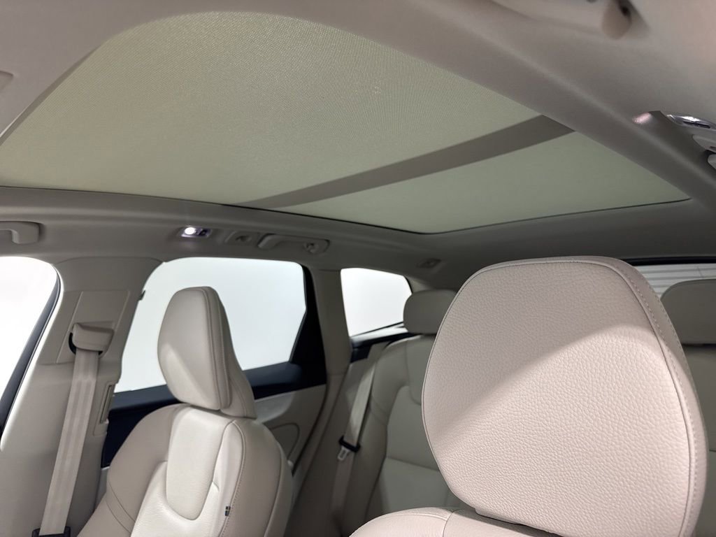 Used 2020 Volvo XC60 T5 Momentum w/ Protection Package image 16