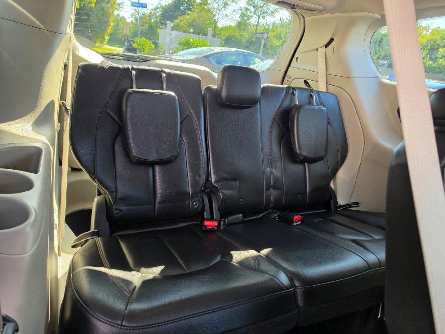 Used 2017 Chrysler Pacifica Touring-L FWD image 38