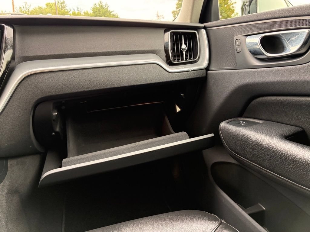 Used 2018 Volvo XC60 T5 Momentum w/ Vision Package AWD/4WD image 39