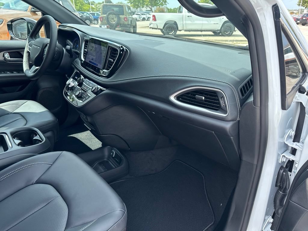 New 2027 Chrysler Pacifica Select FWD image 27
