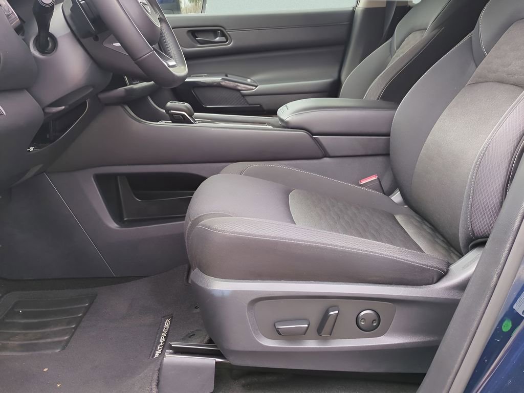 Used 2025 Nissan Pathfinder SV image 16