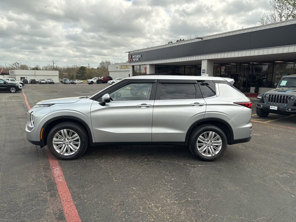 Used 2024 Mitsubishi Outlander ES image 8