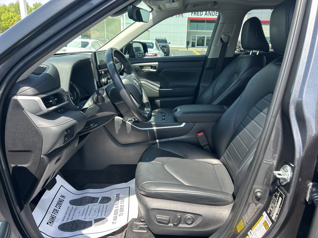Used 2023 Toyota Highlander XLE image 2