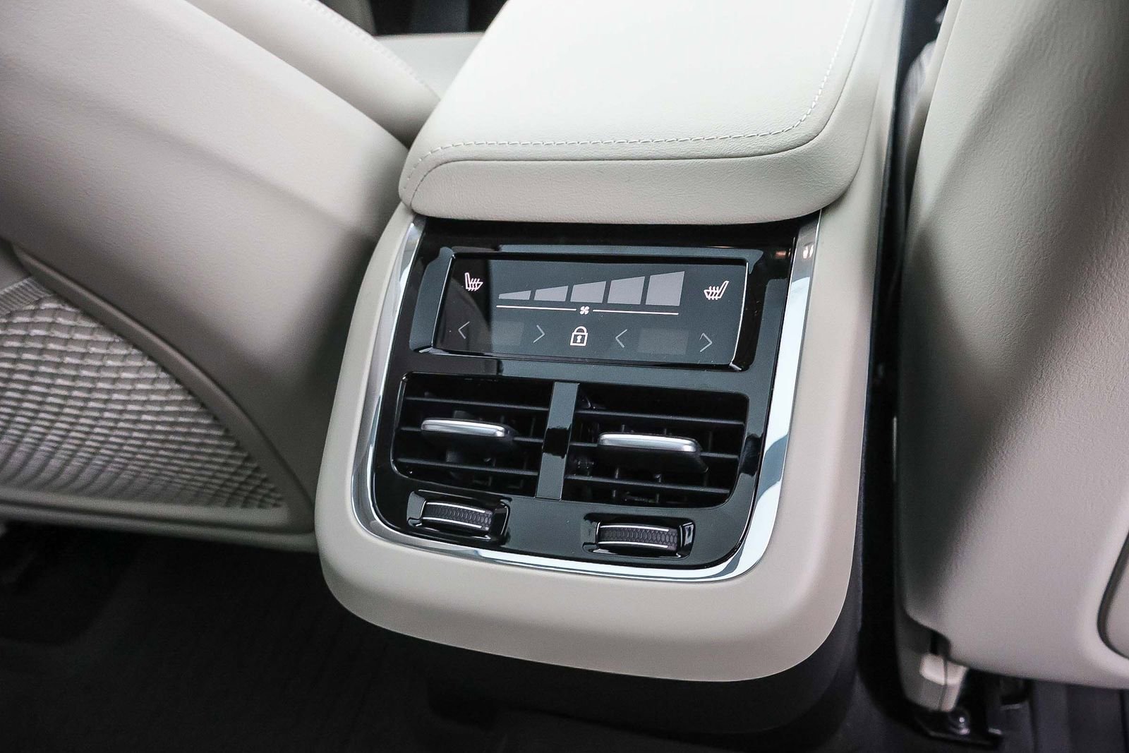 New 2026 Volvo XC60 B5 Ultra w/ Protection Package Premier image 21