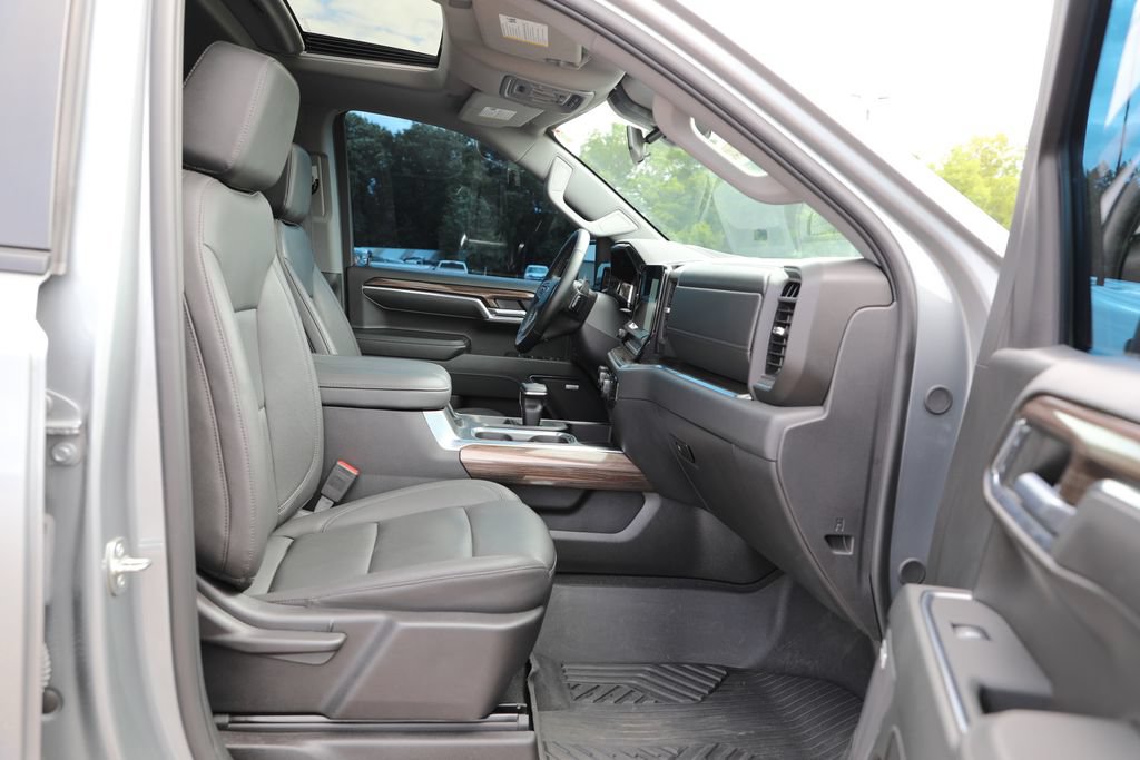 Used 2024 Chevrolet Silverado 1500 LT Trail Boss w/ LT Trail Boss Premium Package AWD/4WD image 9