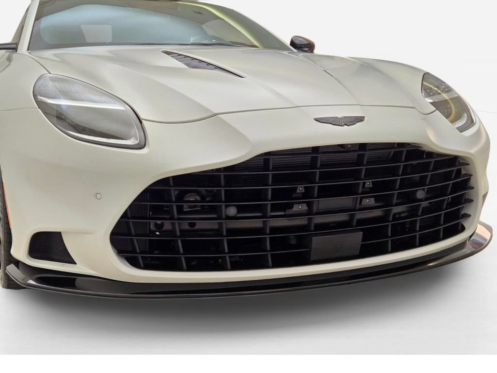 Used 2025 Aston Martin Vanquish RWD image 4