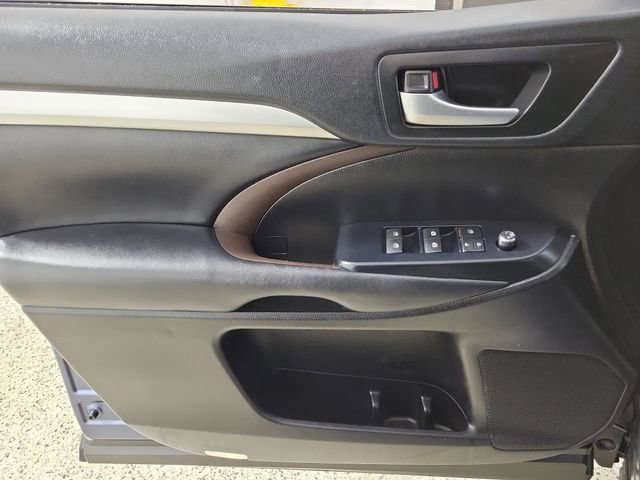 Used 2019 Toyota Highlander XLE FWD image 23