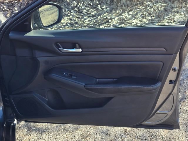 Used 2024 Nissan Altima 2.5 SV image 17