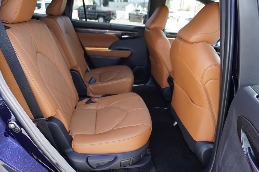 New 2026 Toyota Highlander Platinum image 7