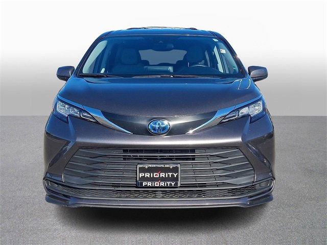 Used 2021 Toyota Sienna LE image 2