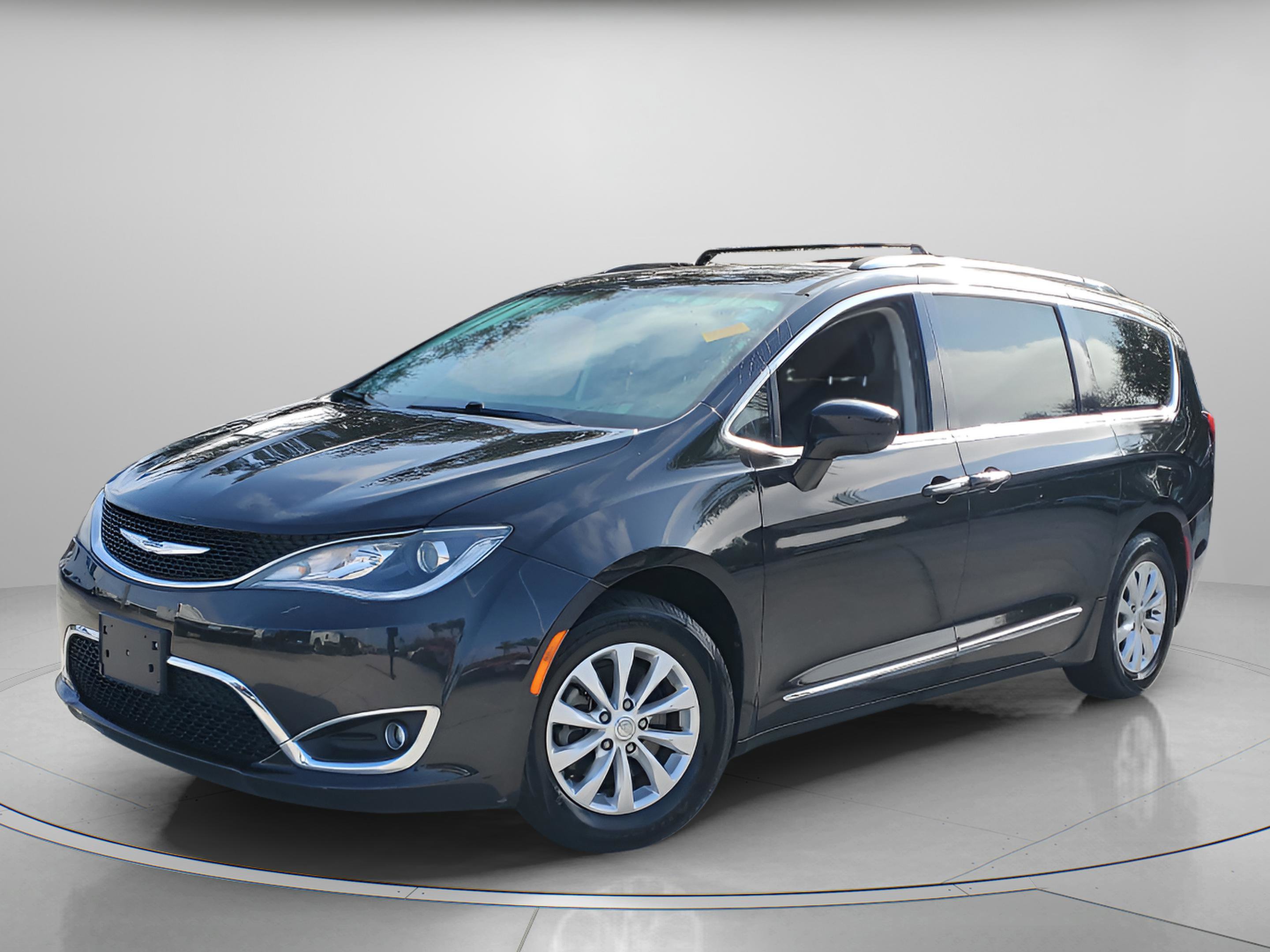 Used 2019 Chrysler Pacifica Touring-L image 2
