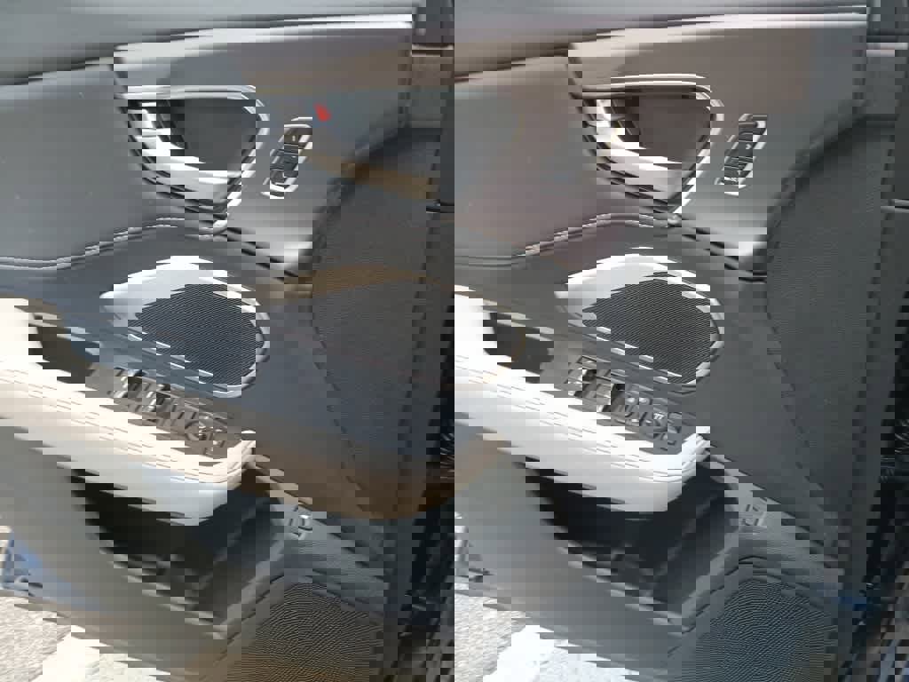 Used 2025 Acura RDX SH-AWD image 15