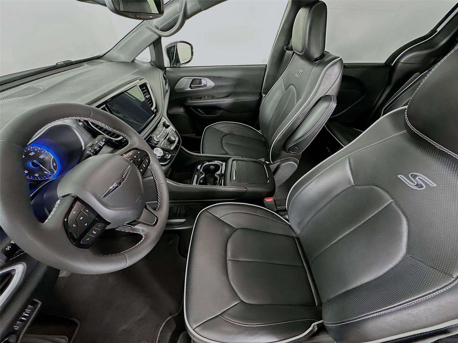 Used 2025 Chrysler Pacifica Limited image 11