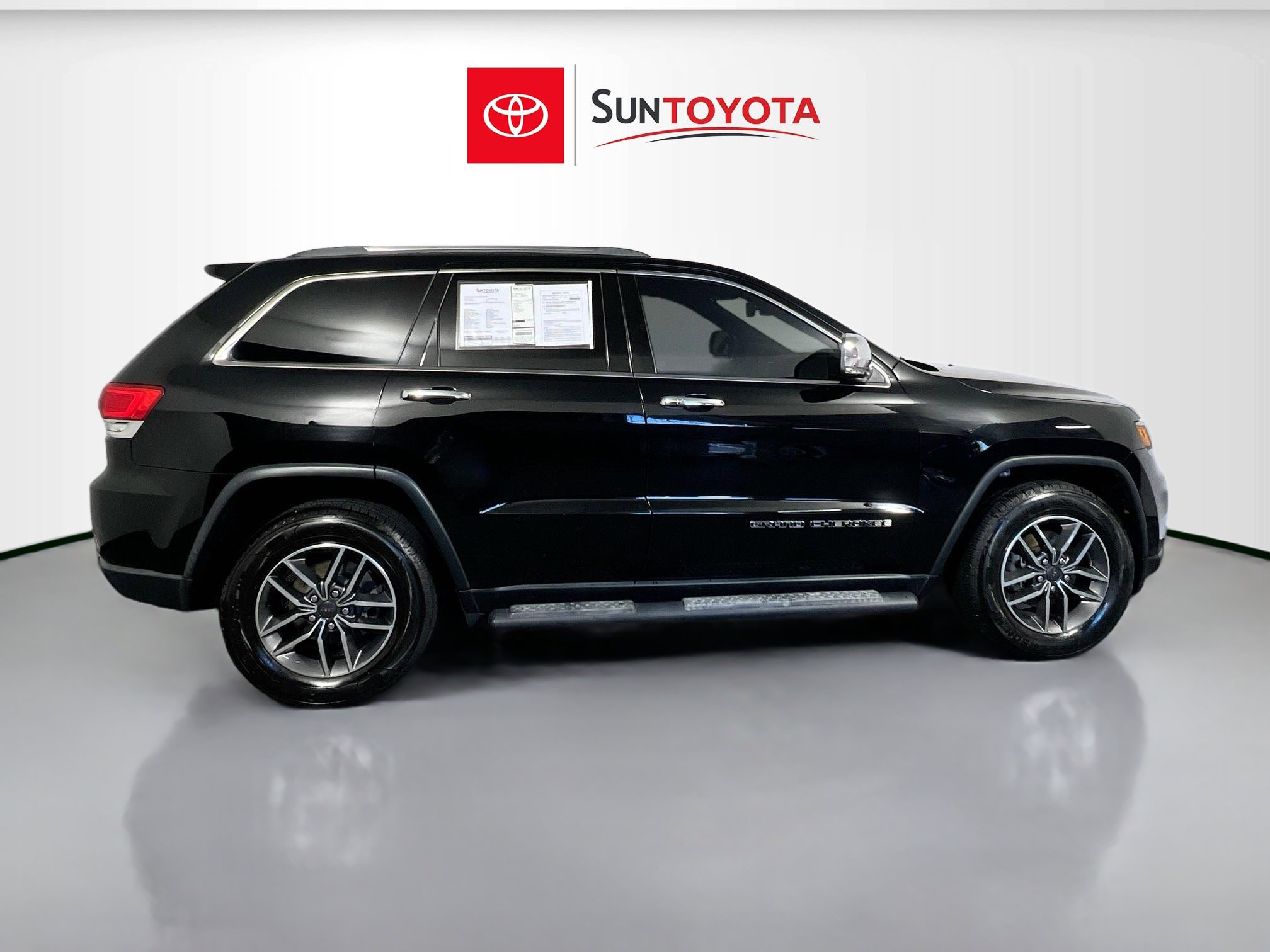 Used 2019 Jeep Grand Cherokee Limited w/ Luxury Group II image 2