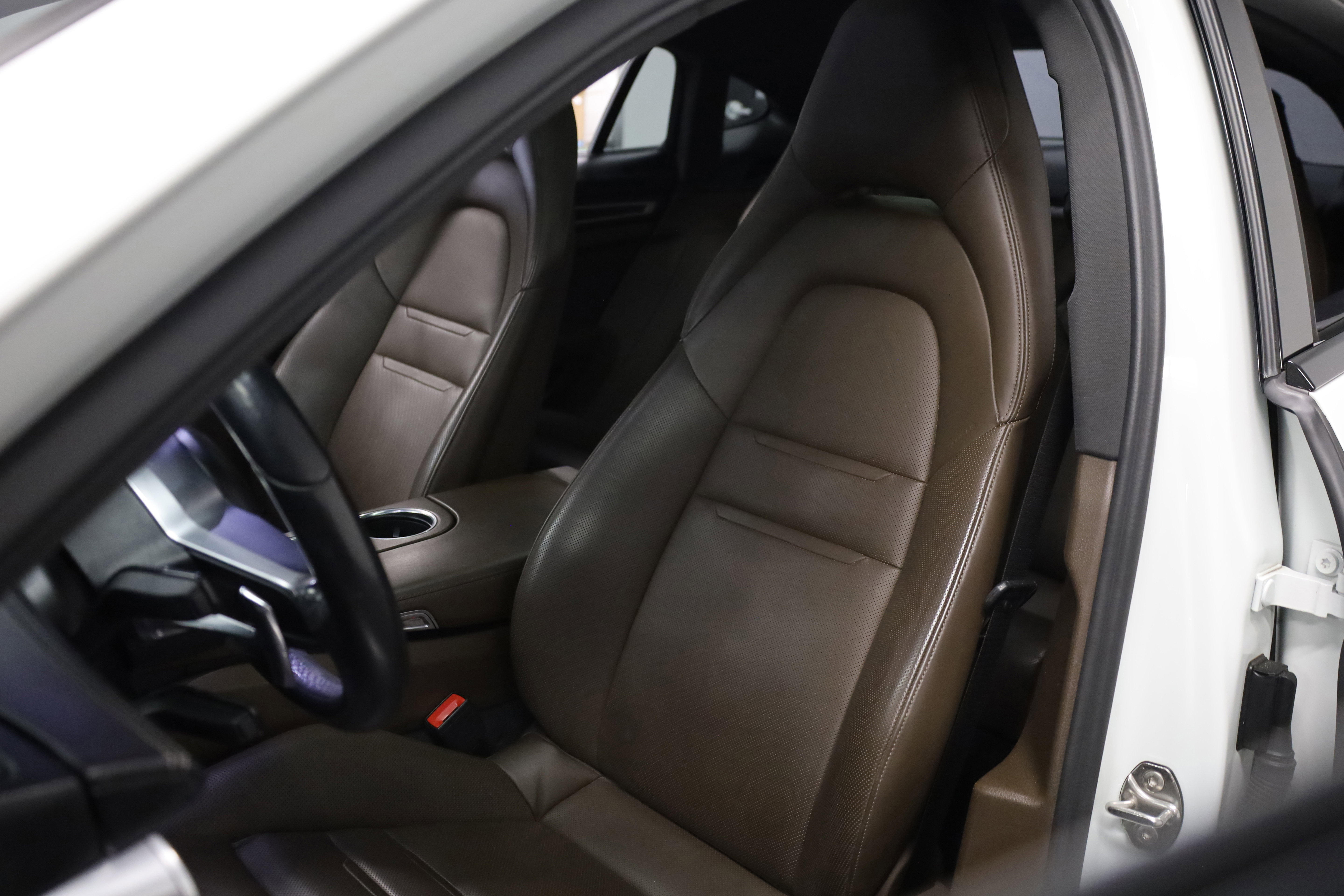 Used 2018 Porsche Panamera 4S image 17