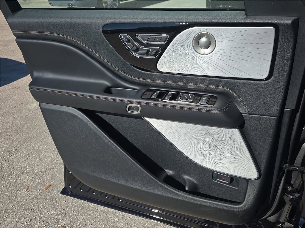 New 2026 Lincoln Aviator Black Label w/ Jet Appearance Package image 17