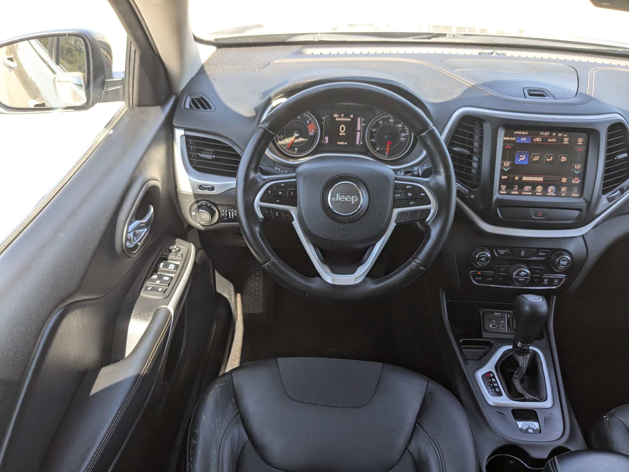 Used 2018 Jeep Cherokee Latitude Plus w/ Comfort/Convenience Group FWD image 19