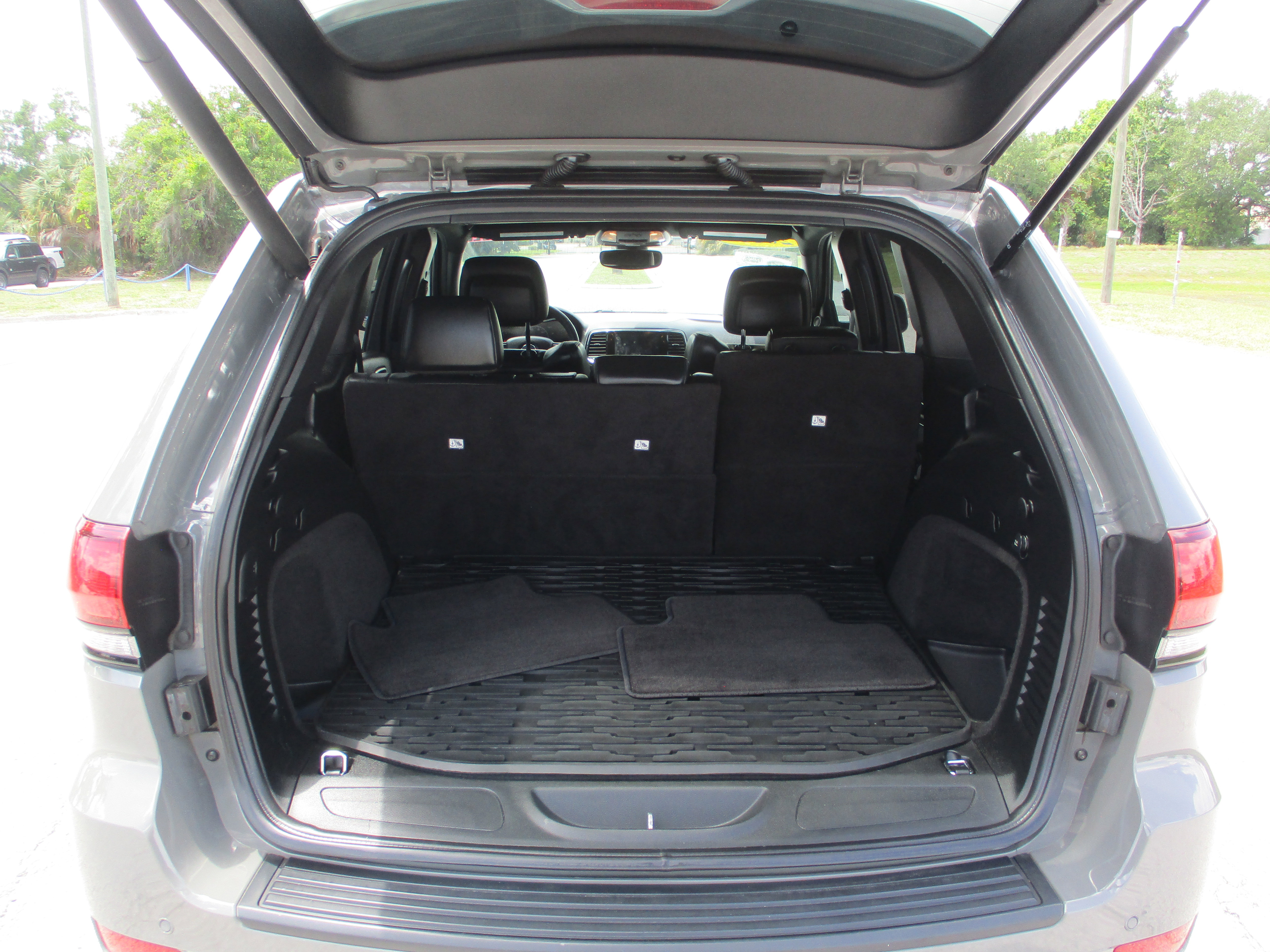 Used 2019 Jeep Grand Cherokee Altitude RWD image 11