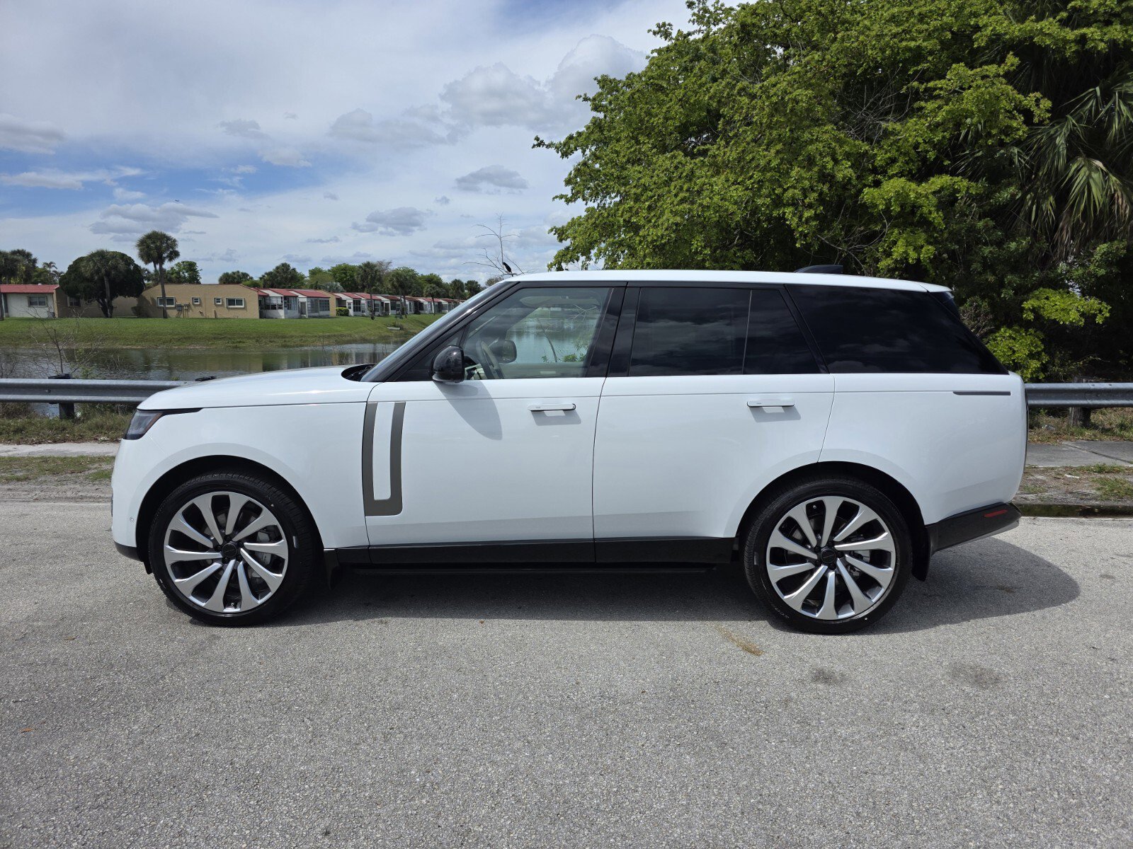 New 2026 Land Rover Range Rover SE image 7