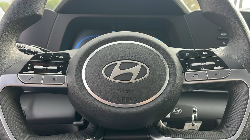 Used 2026 Hyundai Elantra SE FWD image 23