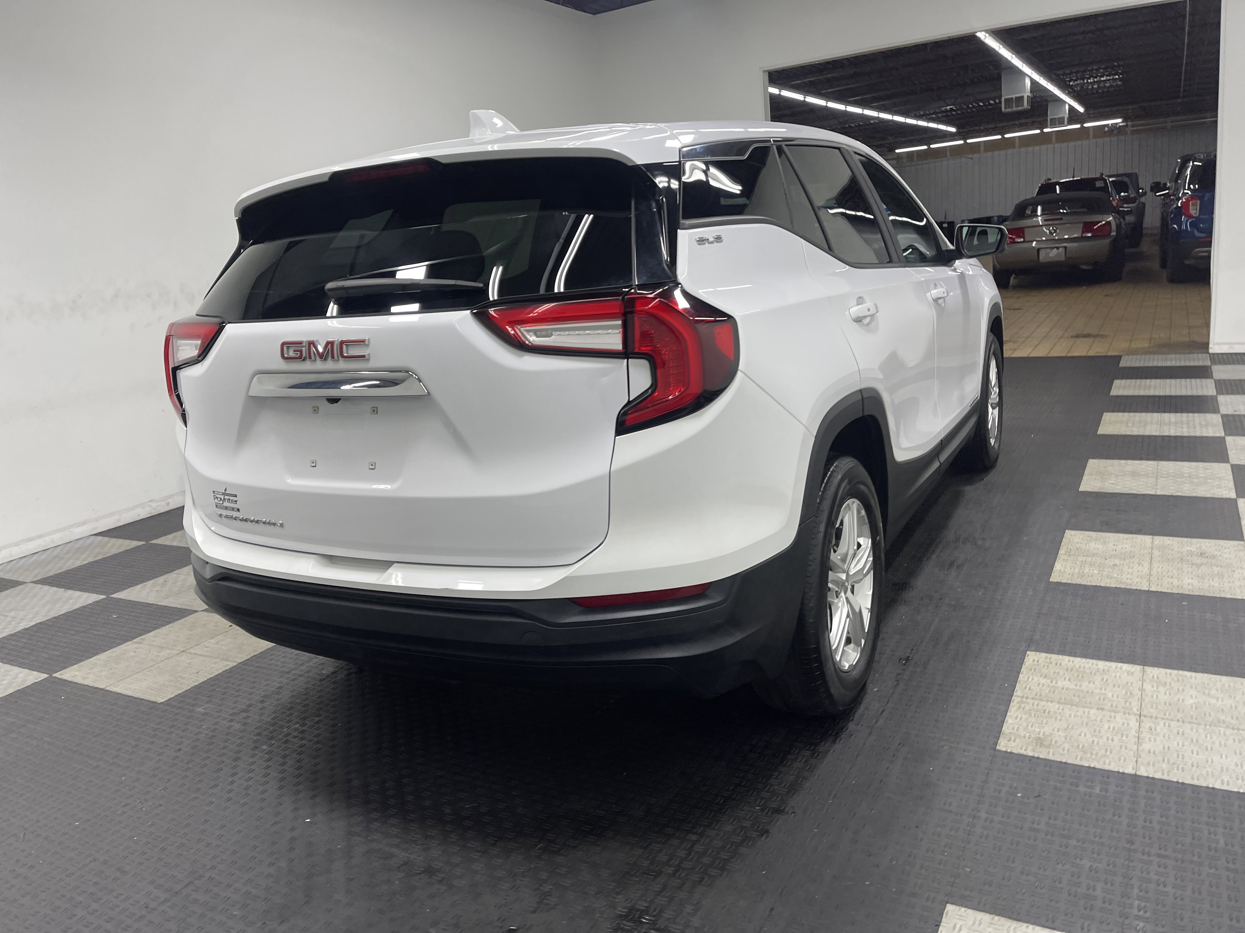 Used 2024 GMC Terrain SLE FWD image 5