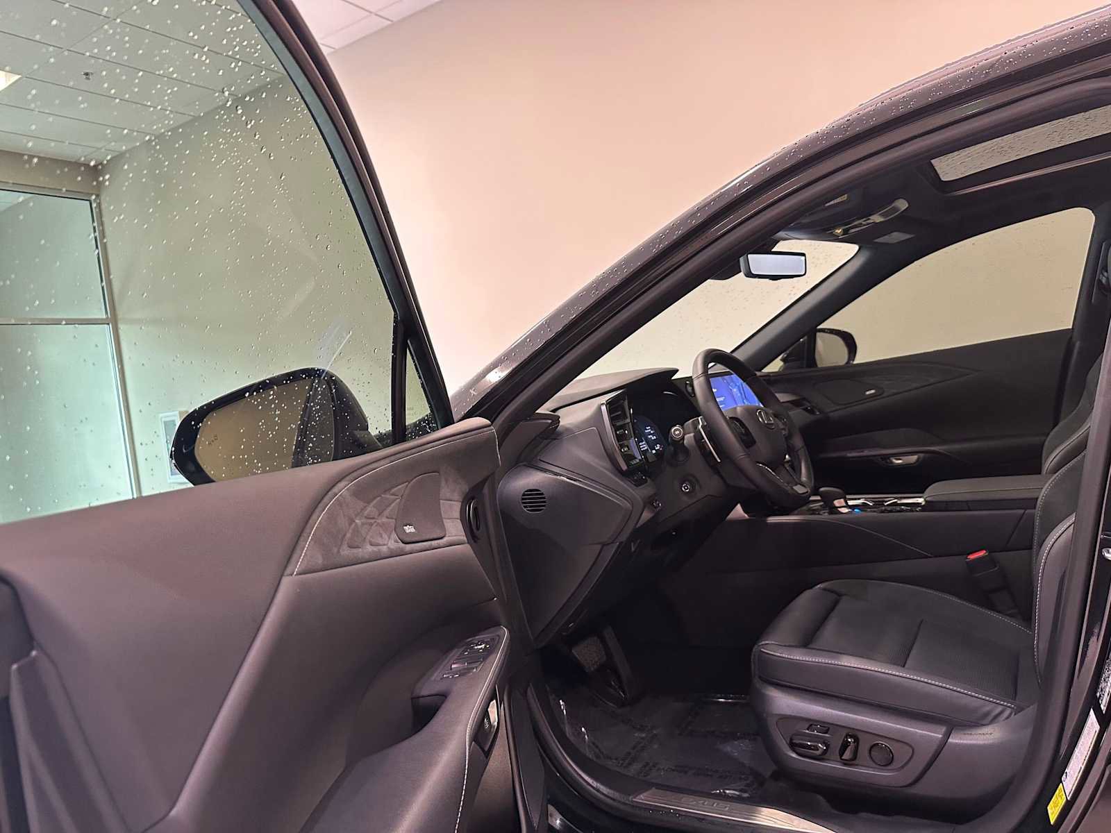 Used 2025 Lexus RX 450h Luxury w/ Convenience Package image 25