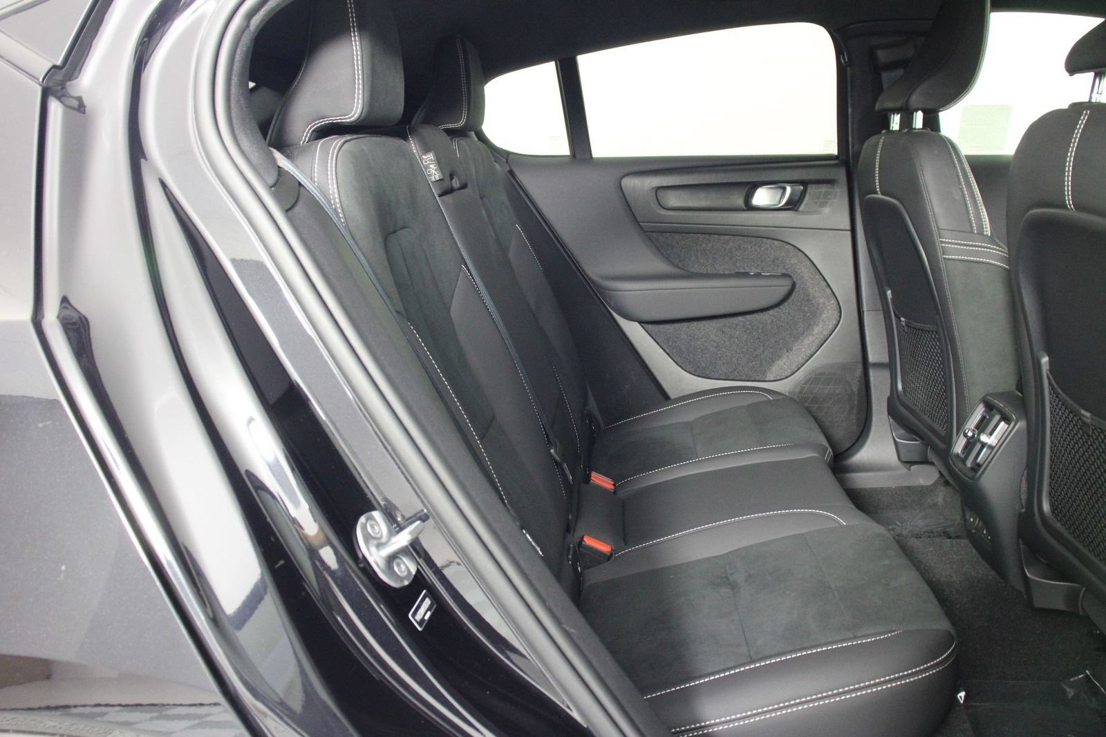 Certified 2023 Volvo C40 P8 Recharge Ultimate w/ Protection Package Premier AWD/4WD image 28