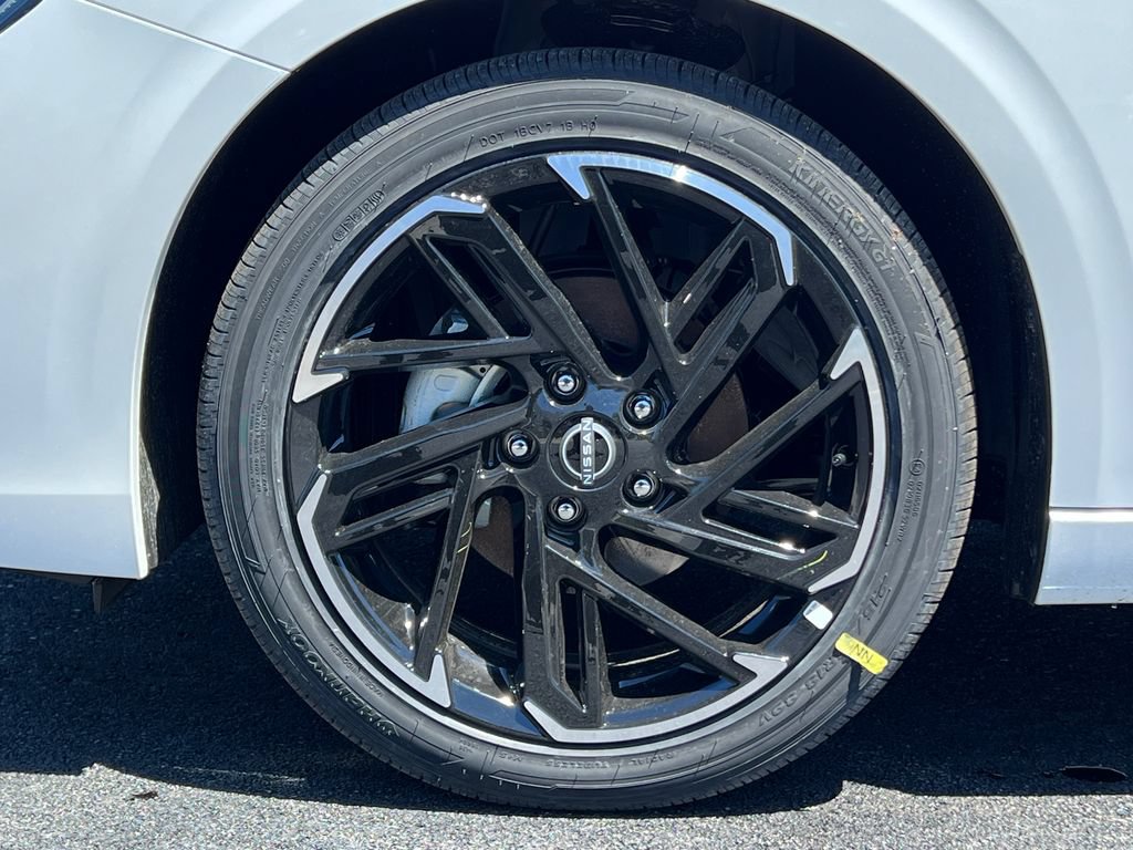 New 2026 Nissan Sentra SR w/ SR Premium Package FWD image 5