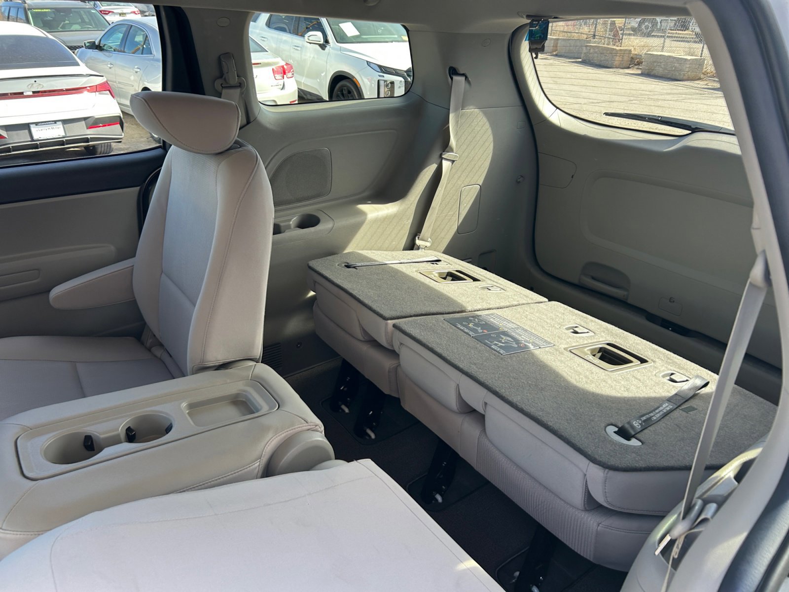 Used 2021 Kia Sedona LX image 26