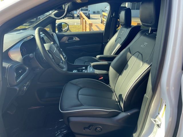 New 2026 Chrysler Pacifica Limited w/ Uconnect Theater Family Group image 7