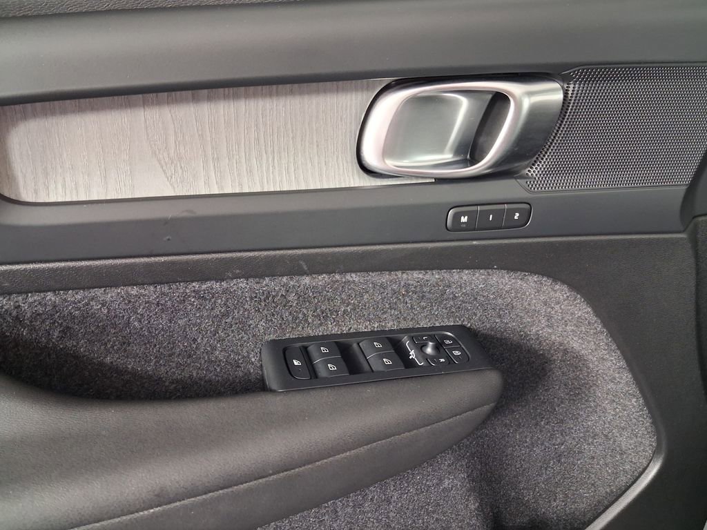 Used 2025 Volvo XC40 B5 Core AWD/4WD image 25