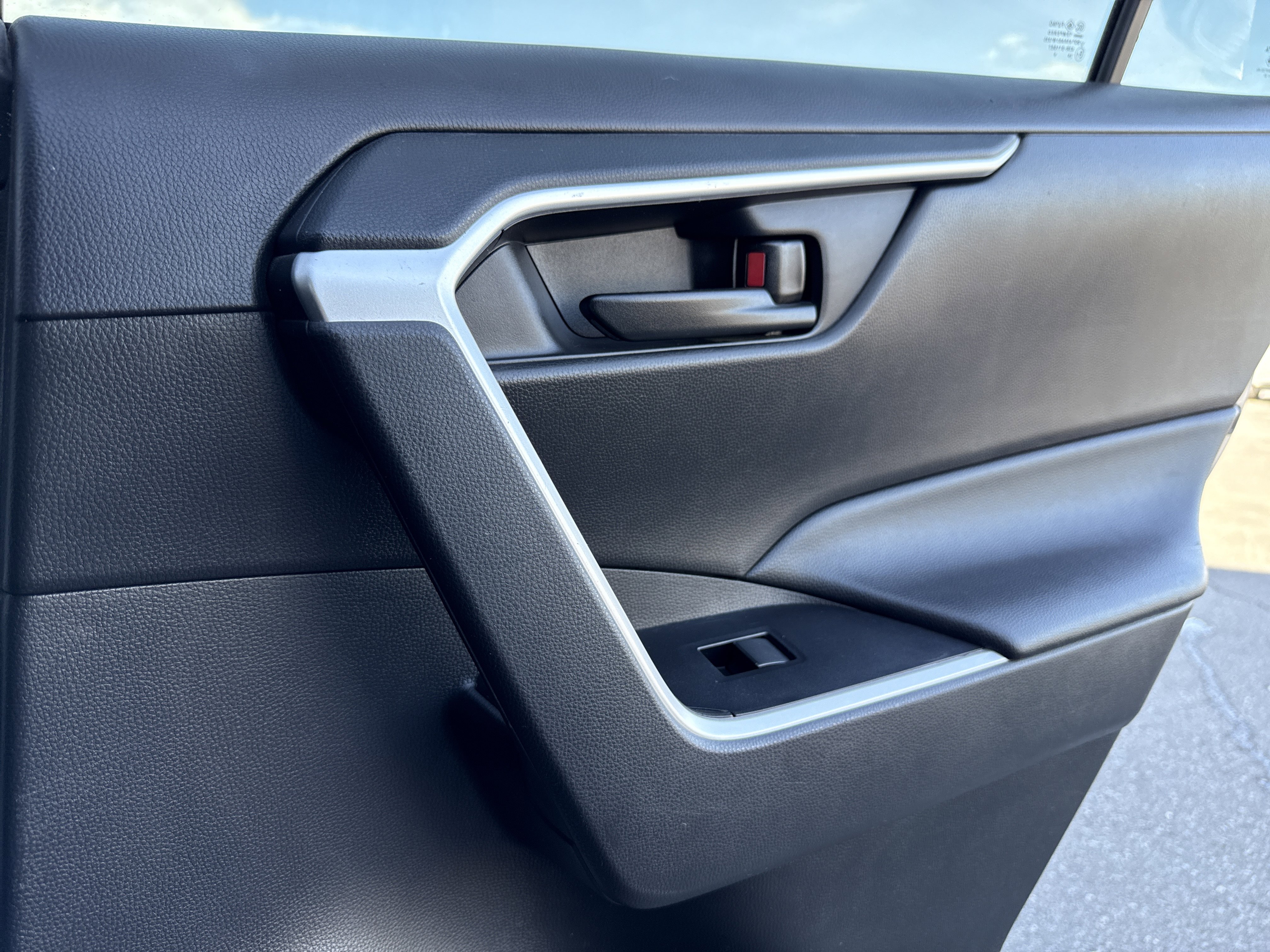 Used 2022 Toyota RAV4 LE image 31