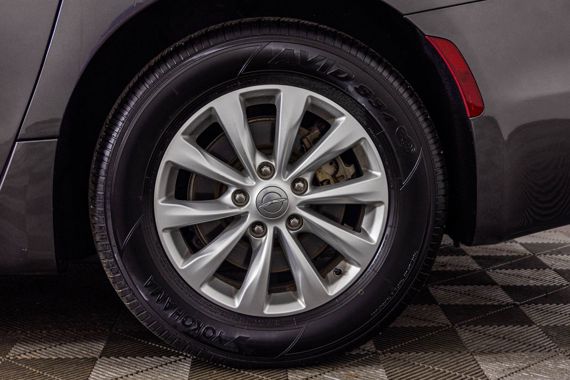 Used 2018 Chrysler Pacifica Touring-L image 51