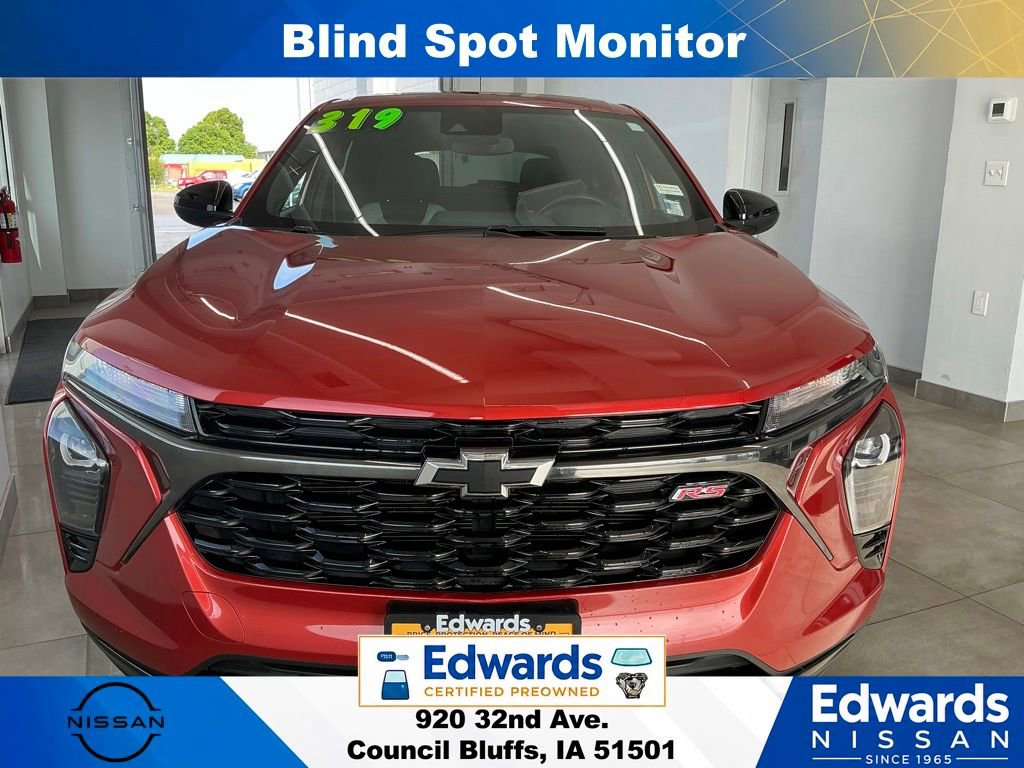 Used 2024 Chevrolet Trax RS w/ Sunroof Package FWD image 3