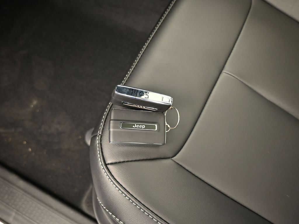 Used 2025 Jeep Grand Cherokee Limited image 19