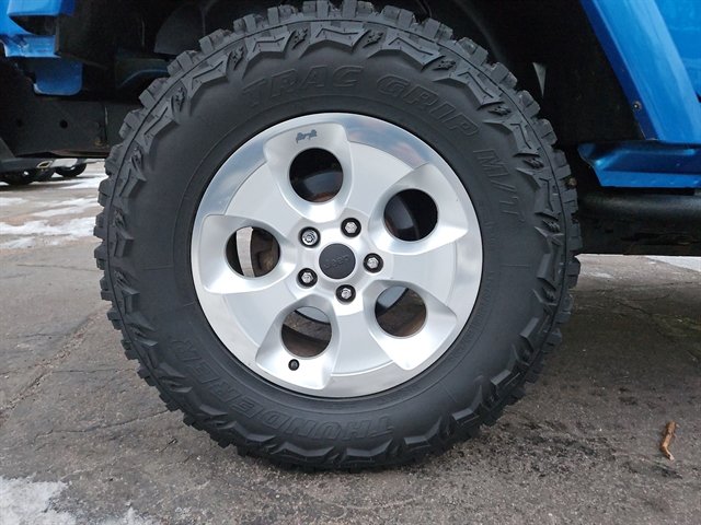 Used 2015 Jeep Wrangler Unlimited Sahara w/ Connectivity Group image 17