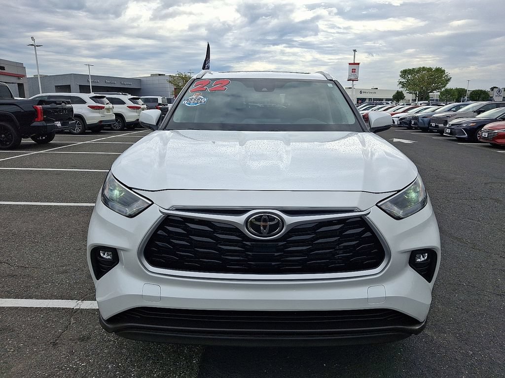 Used 2022 Toyota Highlander XLE AWD/4WD image 2