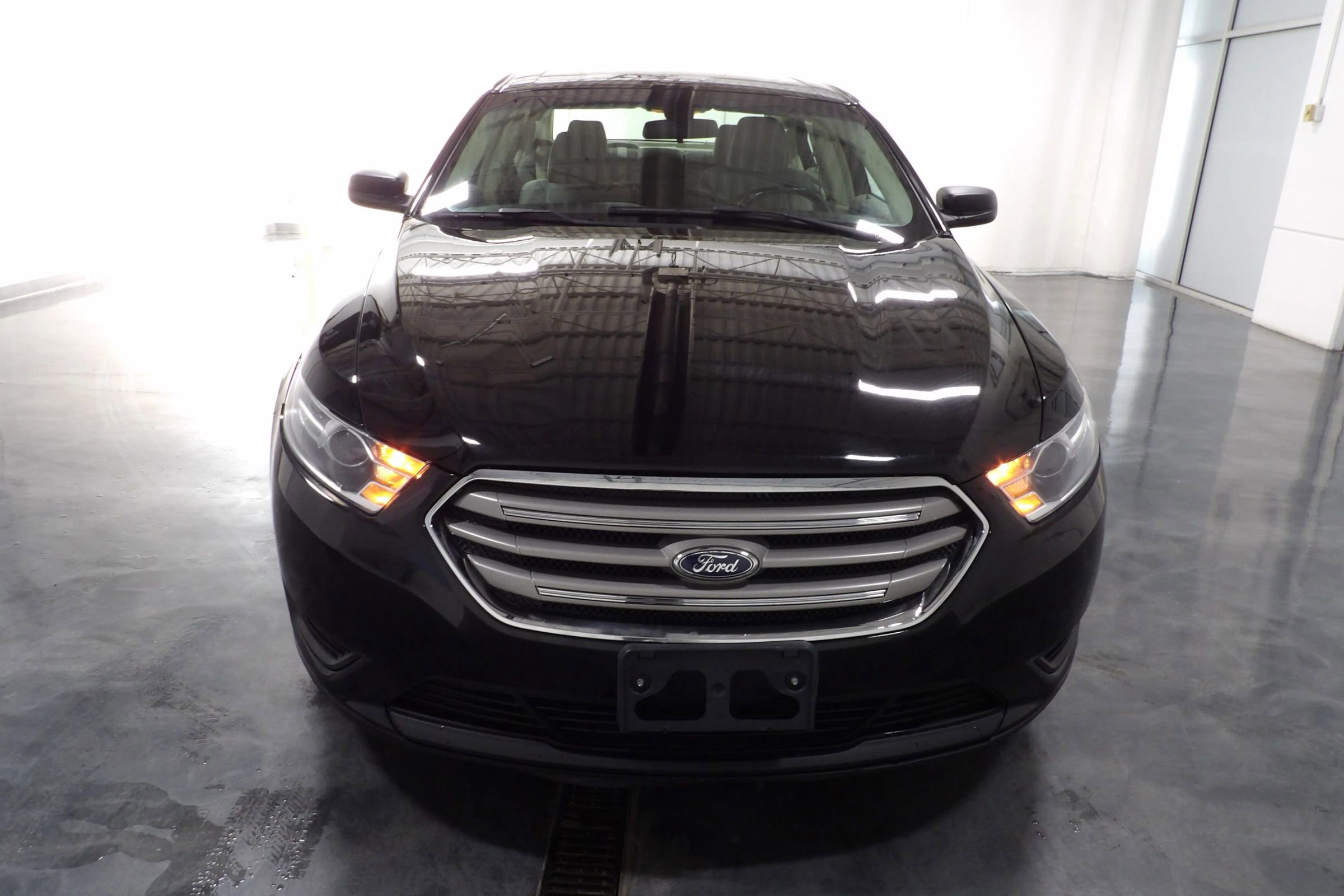 Used 2017 Ford Taurus SE image 2