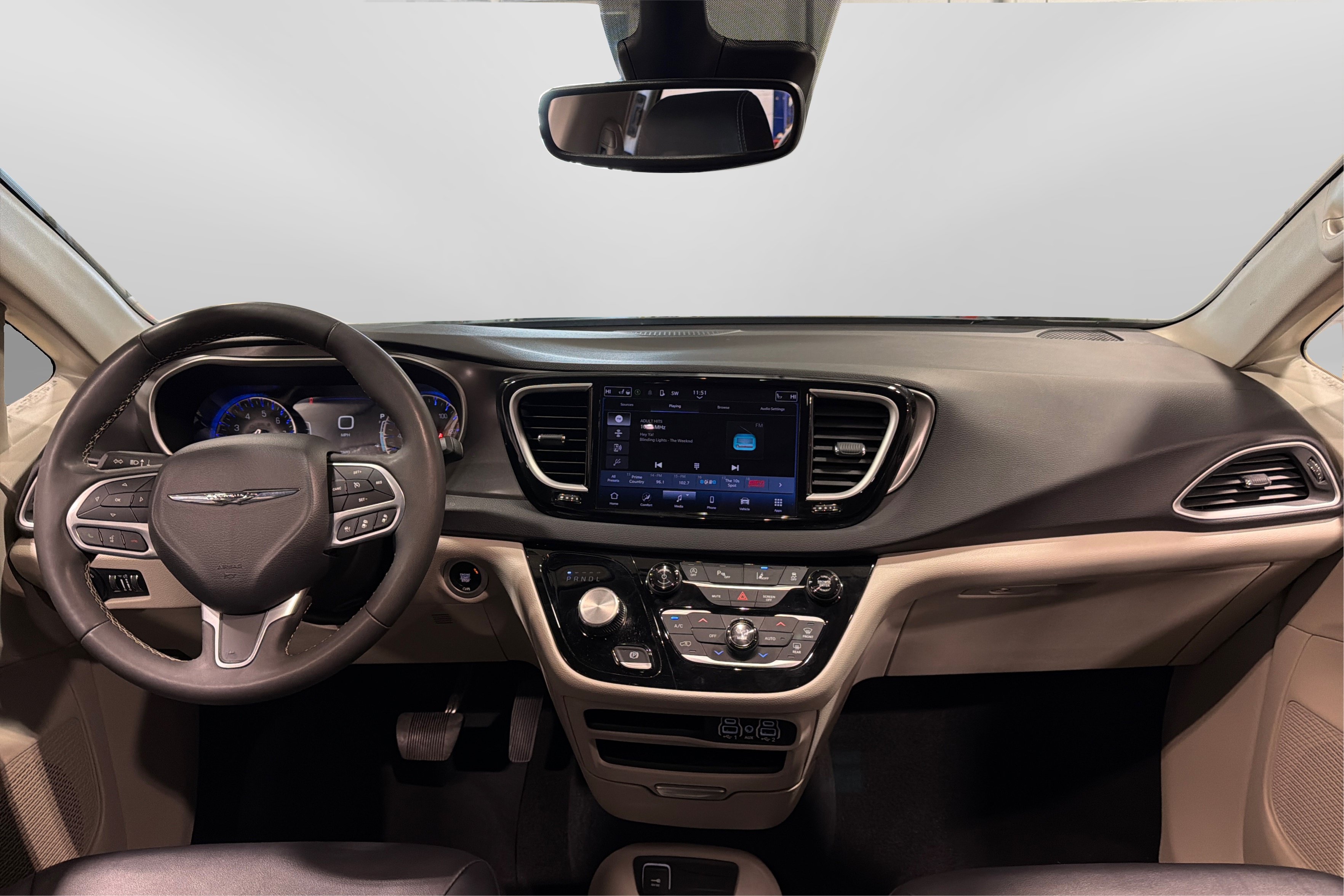 Used 2024 Chrysler Pacifica Touring-L FWD image 22