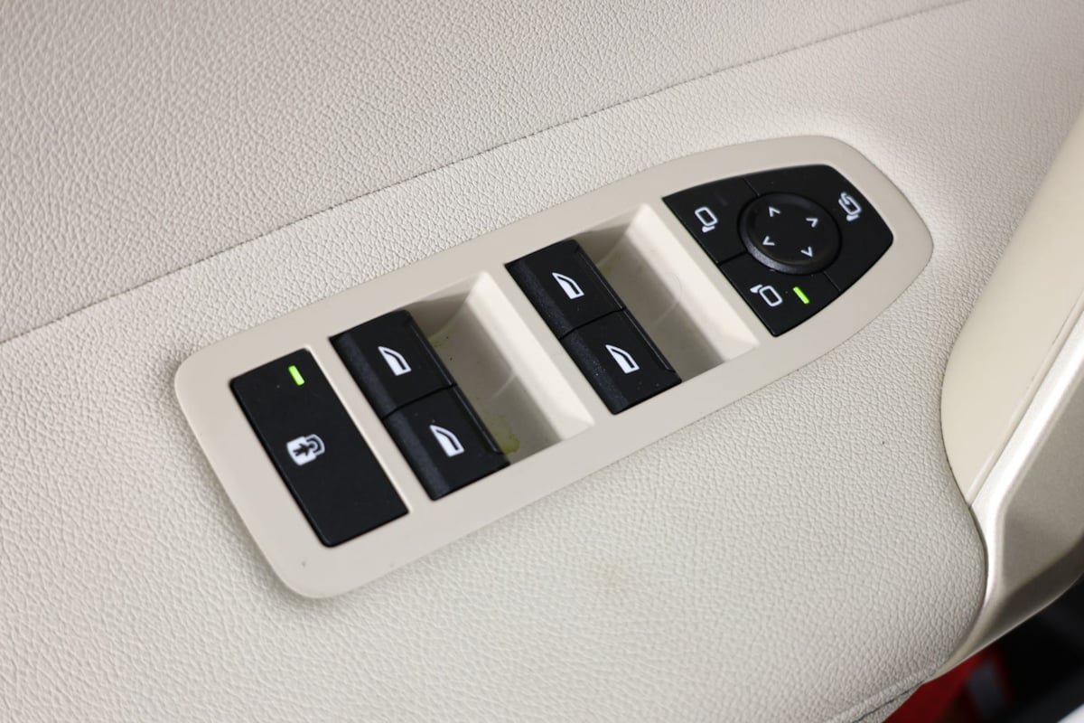 Used 2024 BMW iX xDrive50 w/ Premium Package AWD/4WD image 23