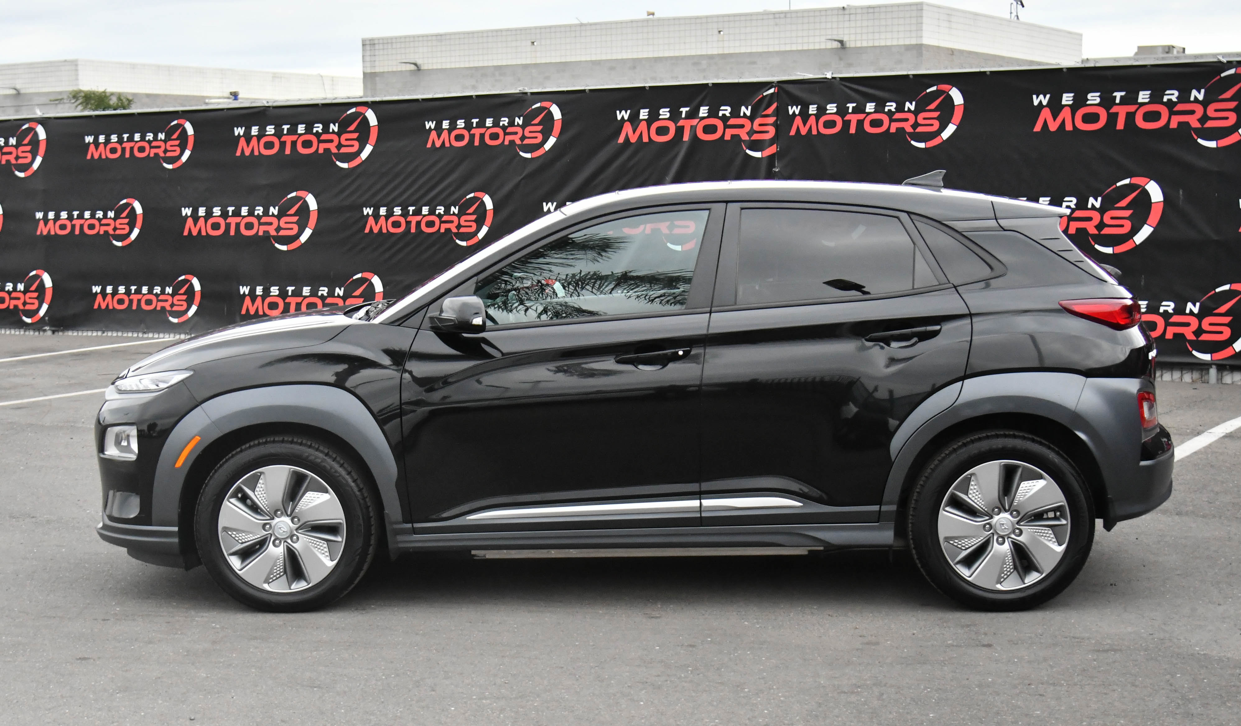 Used 2021 Hyundai Kona Limited FWD image 4