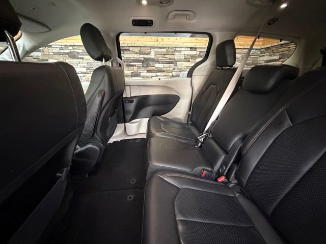 Used 2018 Chrysler Pacifica Touring-L FWD image 31