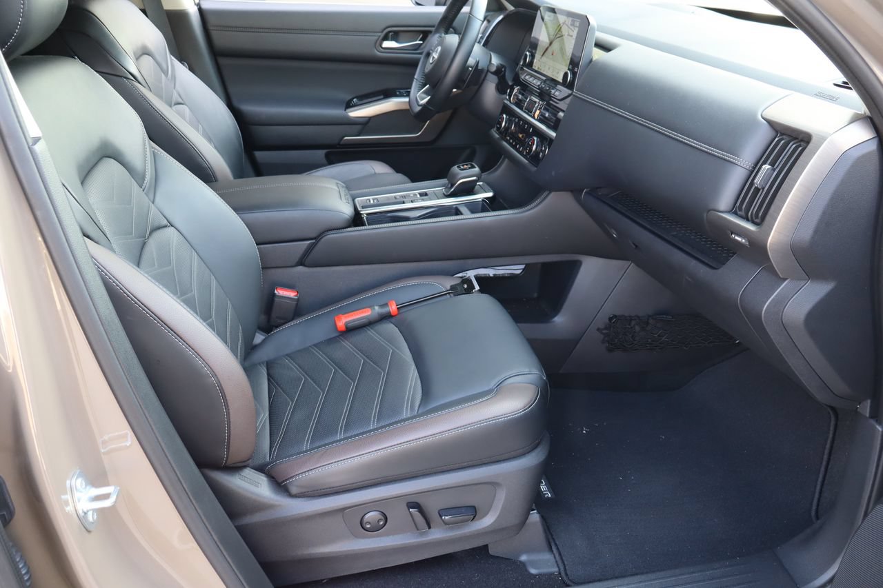 Used 2025 Nissan Pathfinder Platinum FWD image 18