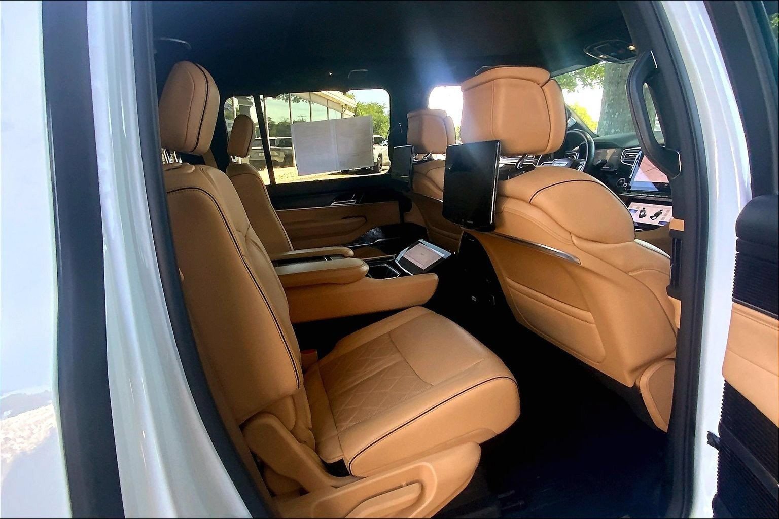 Certified 2025 Jeep Grand Wagoneer Series III w/ Rear Seat Video Group 1 AWD/4WD image 14