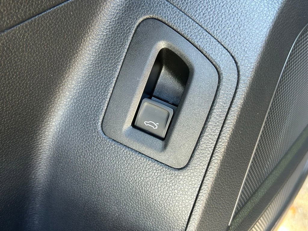 Used 2020 Volkswagen Atlas Cross Sport SE w/ Towing Package image 26