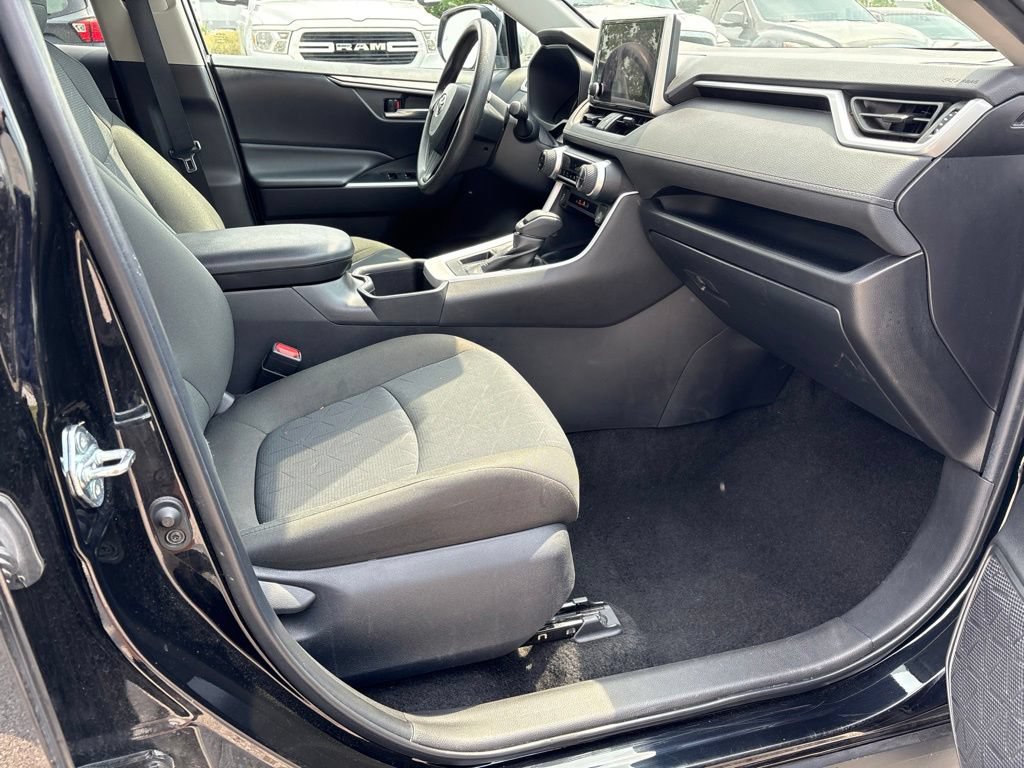 Used 2025 Toyota RAV4 XLE FWD image 23