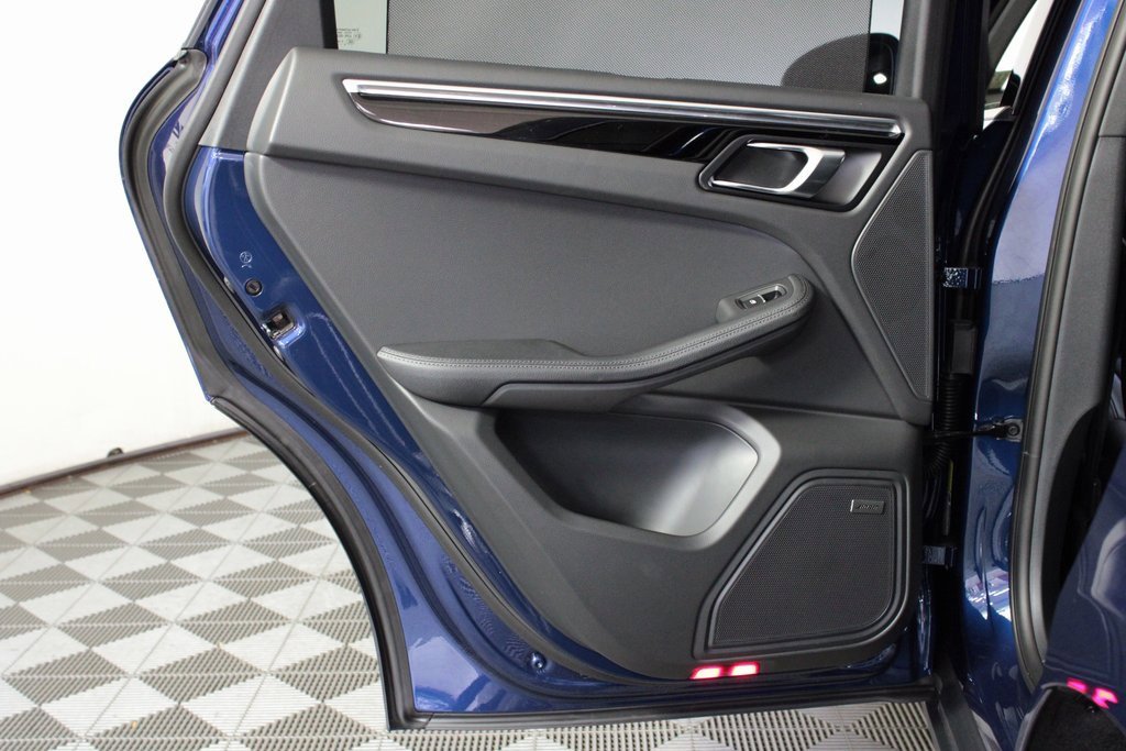 Used 2025 Porsche Macan image 33